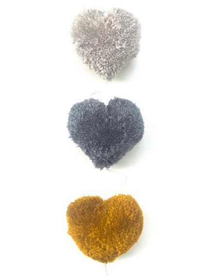 Luna-Leena slinger hartjes pom pom grijs & oker wanddecoratie - verticaal - L89cm - 100% zachte wol - handgemaakt in Nepal