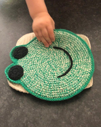 Luna-Leena kikker plat knuffeldoekje met geluid - groen - biologisch katoen - handgehaakt in Nepal