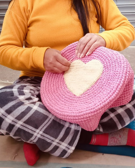 Luna -Leena kinderkruk met een roze hartjes hoes - katoen en hout - Handgehaakt in Nepal
