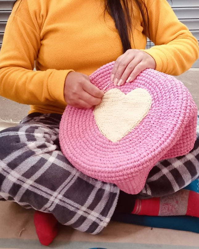 Luna -Leena kinderkruk met een roze hartjes hoes - katoen en hout - Handgehaakt in Nepal