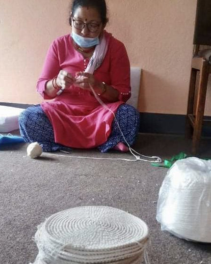 Luna-Leena konijntje/konijn plat knuffeldoekje met geluid - gebroken wit en zwart - biologisch katoen - handgehaakt in Nepal