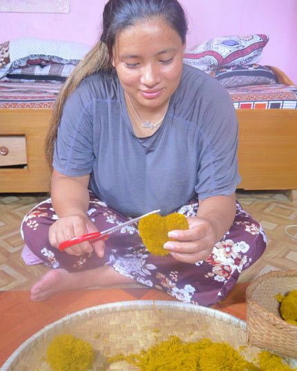 Luna-Leena slinger hartjes pom pom grijs & oker wanddecoratie - verticaal - L89cm - 100% zachte wol - handgemaakt in Nepal