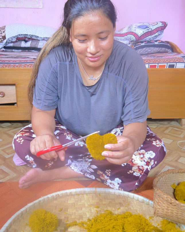 Luna-Leena slinger hartjes pom pom grijs & oker wanddecoratie - verticaal - L89cm - 100% zachte wol - handgemaakt in Nepal