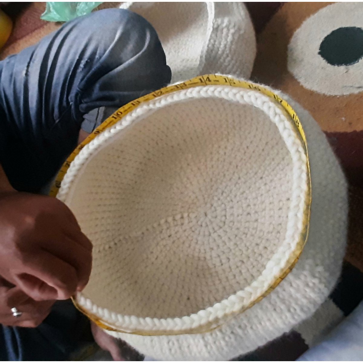 Luna -Leena kinderkruk met een wollen deksel Off -White - Sheep Wool & Wood - Hand Haak in Nepal