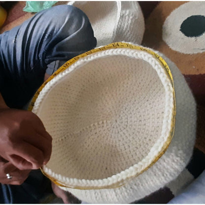 Luna -Leena kinderkruk met een wollen deksel Off -White - Sheep Wool & Wood - Hand Haak in Nepal