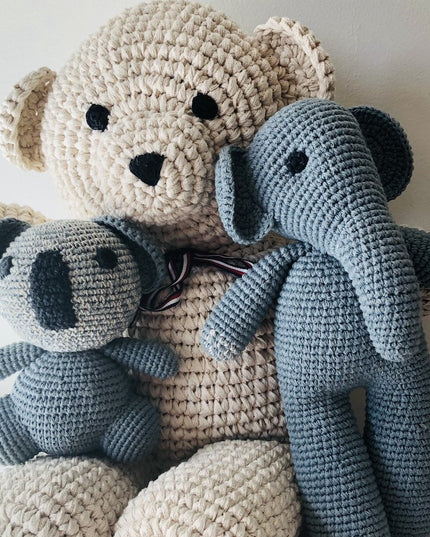 Luna-Leena koala plat knuffeldoekje met geluid - blauwgrijs - biologisch katoen - handgehaakt in Nepal