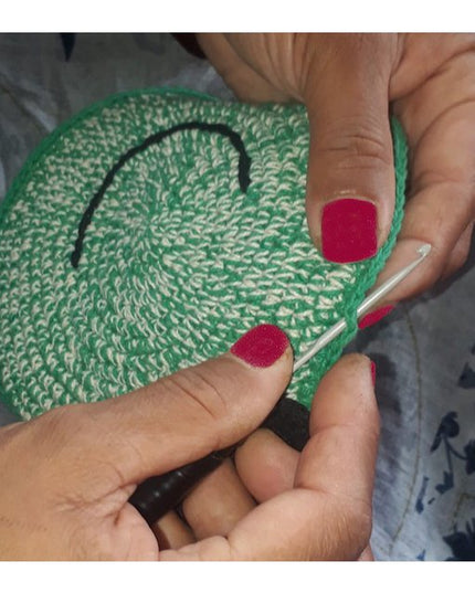 Luna-Leena kikker plat knuffeldoekje met geluid - groen - biologisch katoen - handgehaakt in Nepal
