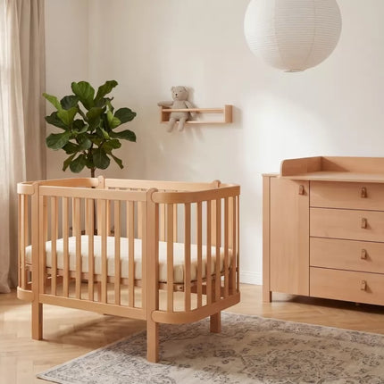 &nbsp;De Yappyétude collectie is er nu in een natuurlijke kleur: warm, rustig en tijdloos.- Matrasbodem die onder een hoek van 3 graden kan, een primeur wereldwijd- 4 hoogtes, dus het groeit mee van baby tot ontdekkingsreiziger- Zijkant die je met één hand laat zakkenMet de bijpassende schommelfunctie en extra brede commode is de babykamer compleet 💚&nbsp;