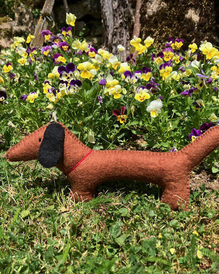 Luna -Leena grote platte teckel 'Luna' - Brown - 100% wol vilt - handgemaakt in Nepal