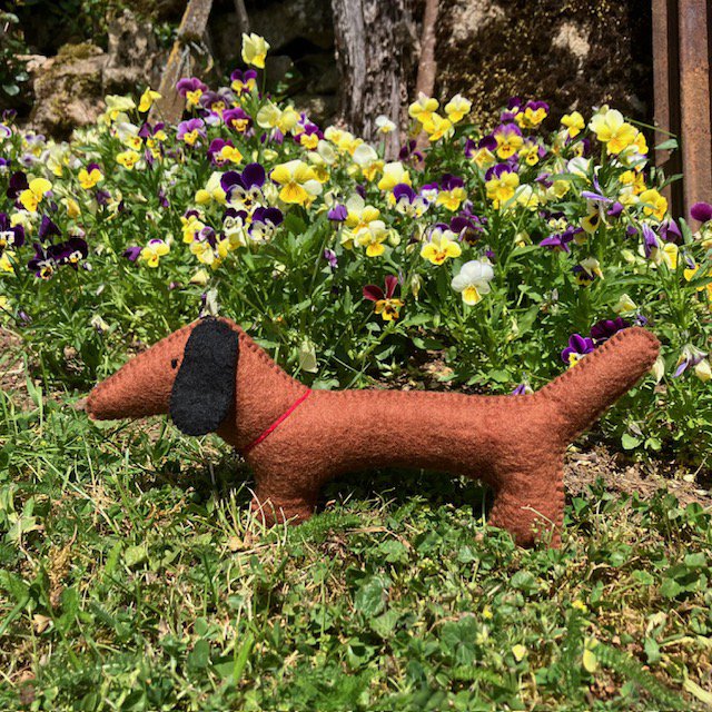 Luna -Leena grote platte teckel 'Luna' - Brown - 100% wol vilt - handgemaakt in Nepal