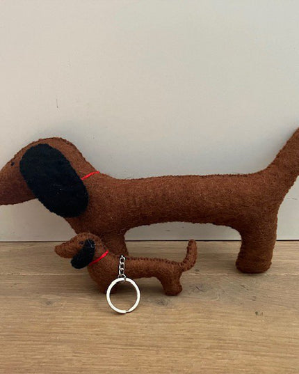 Luna -Leena grote platte teckel 'Luna' - Brown - 100% wol vilt - handgemaakt in Nepal