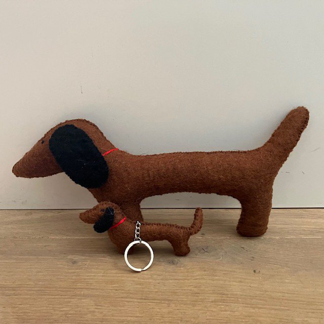 Luna -Leena grote platte teckel 'Luna' - Brown - 100% wol vilt - handgemaakt in Nepal