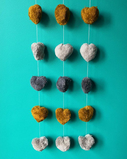 Luna-Leena slinger hartjes pom pom grijs & oker wanddecoratie - verticaal - L89cm - 100% zachte wol - handgemaakt in Nepal