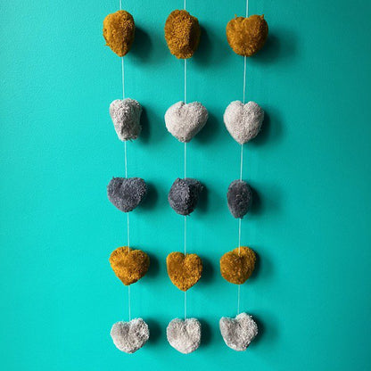 Luna-Leena slinger hartjes pom pom grijs & oker wanddecoratie - verticaal - L89cm - 100% zachte wol - handgemaakt in Nepal