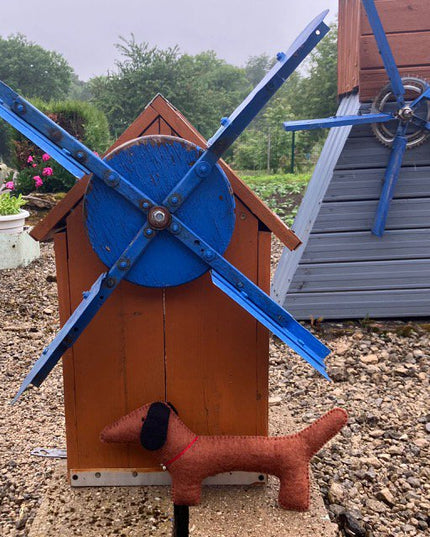 Luna -Leena grote platte teckel 'Luna' - Brown - 100% wol vilt - handgemaakt in Nepal