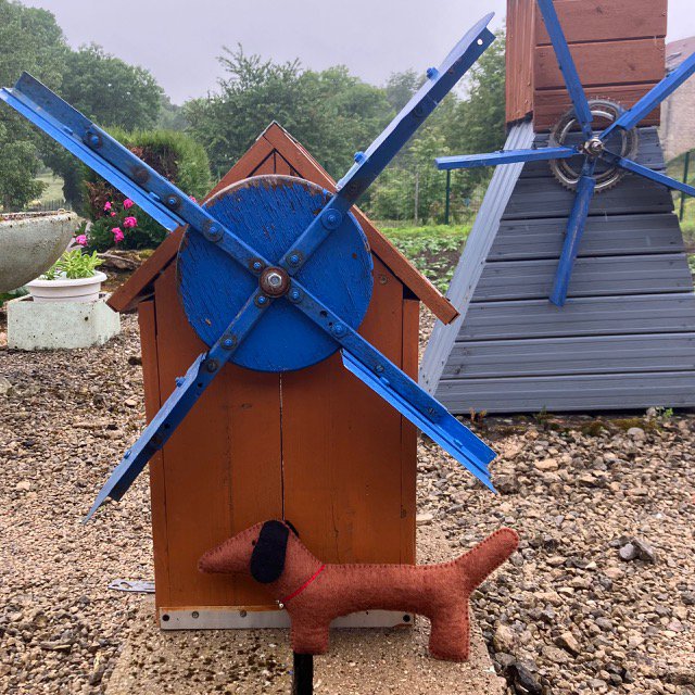 Luna -Leena grote platte teckel 'Luna' - Brown - 100% wol vilt - handgemaakt in Nepal