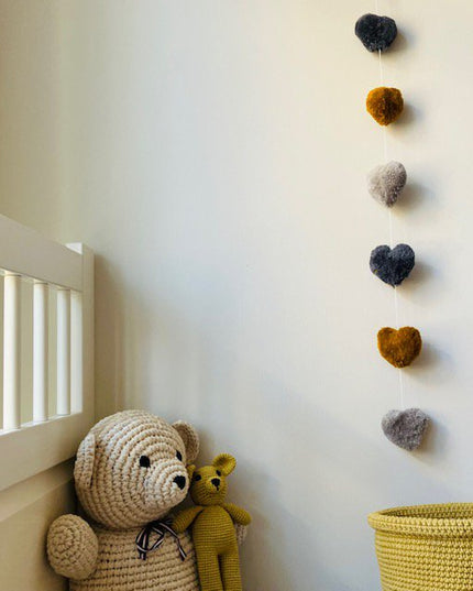 Luna-Leena slinger hartjes pom pom grijs & oker wanddecoratie - verticaal - L89cm - 100% zachte wol - handgemaakt in Nepal
