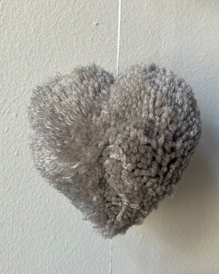 Luna-Leena slinger hartjes pom pom grijs & oker wanddecoratie - verticaal - L89cm - 100% zachte wol - handgemaakt in Nepal
