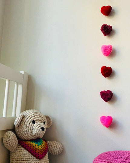 Luna-Leena slinger harten rood & roze wanddecoratie - verticaal - L89cm - 100% zachte wol - handgemaakt in Nepal