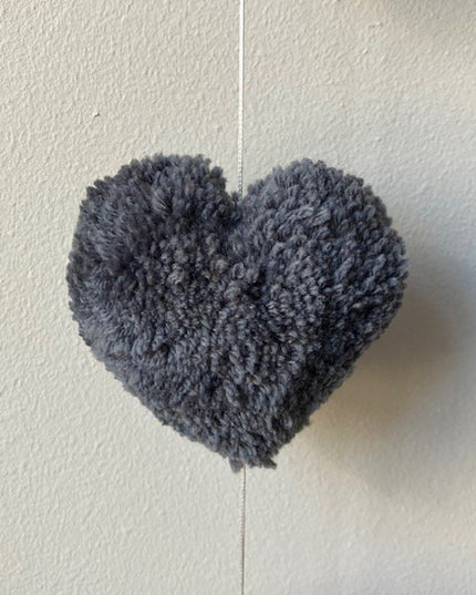 Luna-Leena slinger hartjes pom pom grijs & oker wanddecoratie - verticaal - L89cm - 100% zachte wol - handgemaakt in Nepal