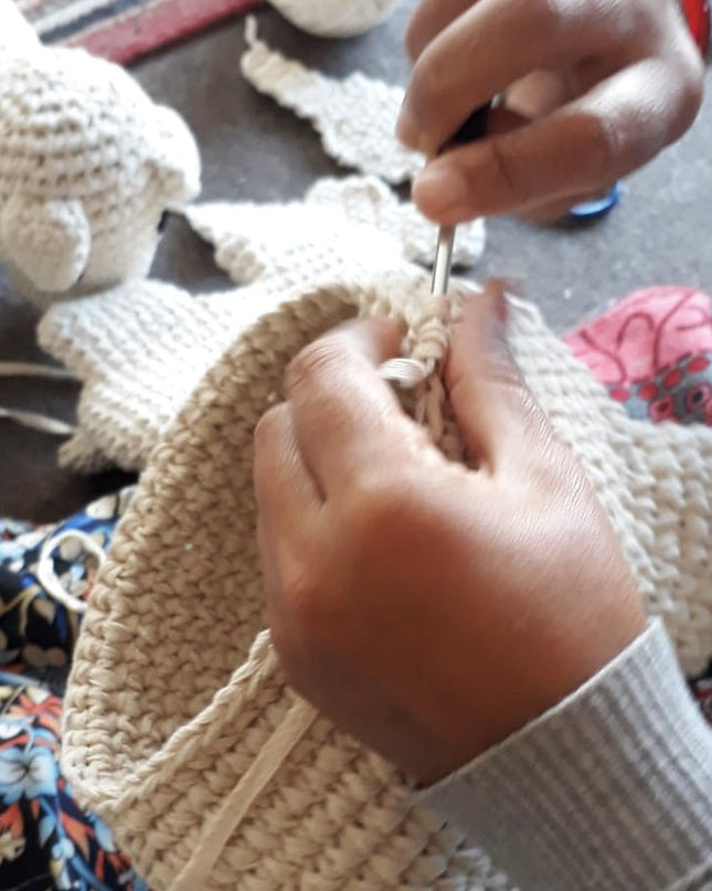 Luna-Leena hond Bobby gebroken wit knuffel - katoen - handgehaakt in Nepal