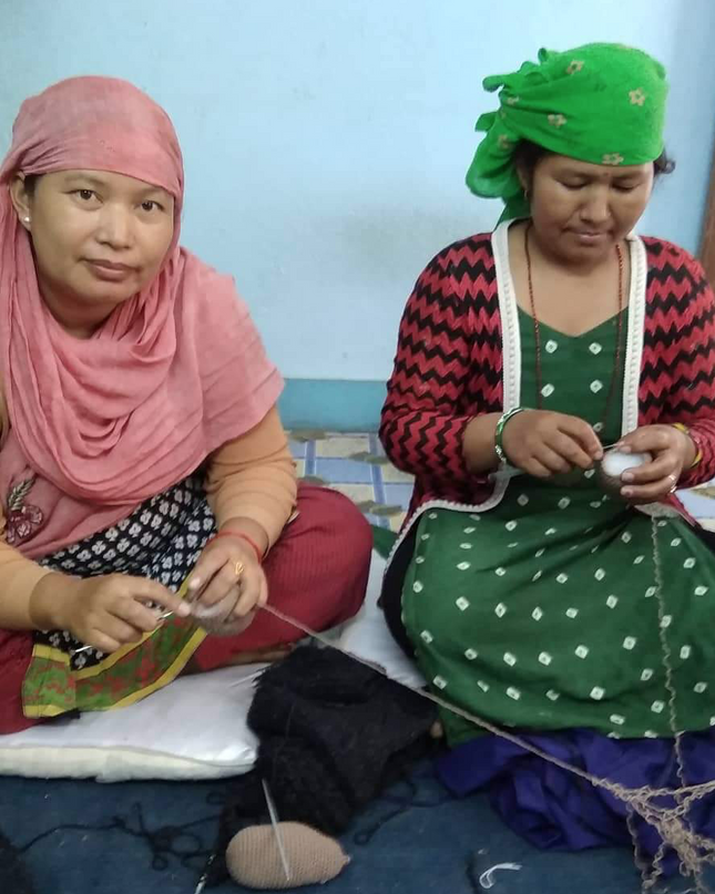 Luna-Leena rendier met coltrui rood - 100% zachte wol - handgehaakt in Nepal