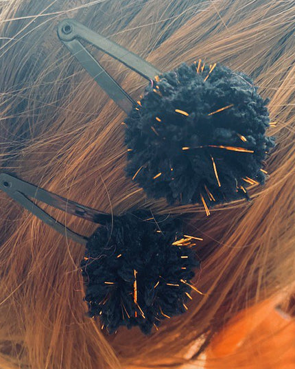 Luna -Leena haarspeldjes POM POM (set) - Zwart en gouden vlokken - Zachte wol - handgemaakt in Nepal