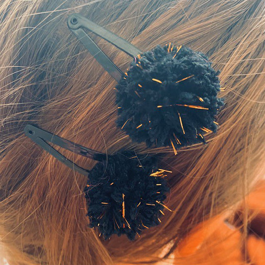 Luna -Leena haarspeldjes POM POM (set) - Zwart en gouden vlokken - Zachte wol - handgemaakt in Nepal