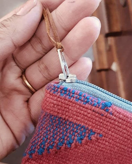 Luna-Leena toilettas klein - rood - geweven Dhaka katoen - handgemaakt in Nepal